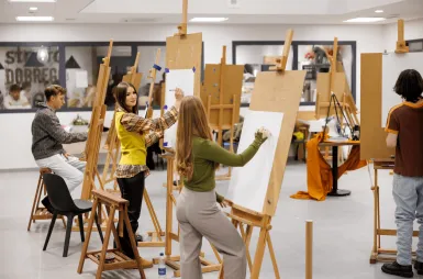 Dni otwarte Wydziału Informatyki i Nowych Technologii | Aktualności | Uniwersytet WSB Merito w Gdańsku: Studenci podczas warsztatów w atrium