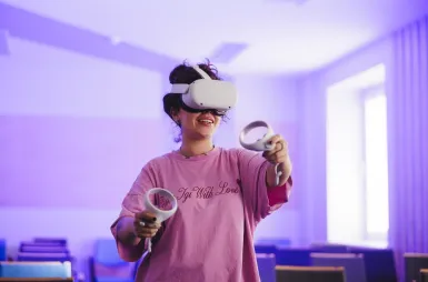 Dni otwarte Wydziału Informatyki i Nowych Technologii | Aktualności | Uniwersytet WSB Merito w Gdańsku: Studentka w googlach VR