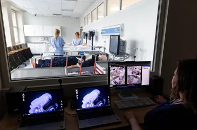 Nowoczesne pracownie i laboratoria | Uniwersytet WSB Merito w Gdańsku: Zdjęcie z perspektywy moniturującego w centrum symulacji medycznej