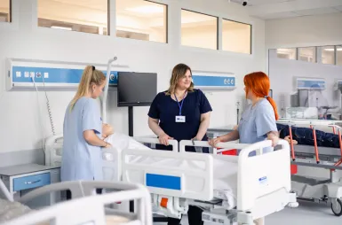 Nowoczesne pracownie i laboratoria | Uniwersytet WSB Merito w Gdańsku: Studentki wraz z wykładowczynią podczas zajęć z centrum symulacji medycznej