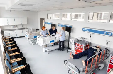Nowoczesne pracownie i laboratoria | Uniwersytet WSB Merito w Gdańsku: Widok na centrum symulacji medycznej na uczelni 