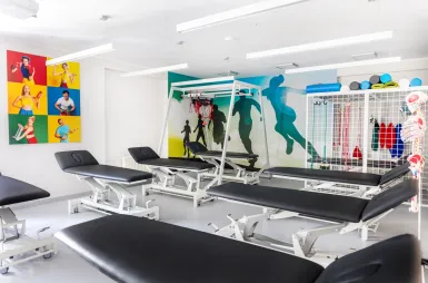 Nowoczesne pracownie i laboratoria | Uniwersytet WSB Merito w Gdańsku: Sala do fizjoterapii z łóżkami