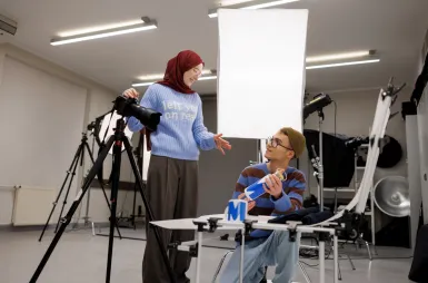 Nowoczesne pracownie i laboratoria | Uniwersytet WSB Merito w Gdańsku: Studenci podczas fotografii produktowej