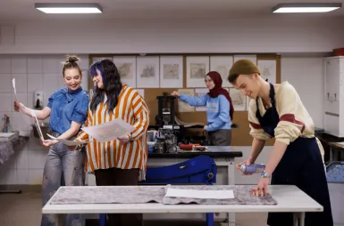 Nowoczesne pracownie i laboratoria | Uniwersytet WSB Merito w Gdańsku: Studenci podczas zajęć grafiki warsztatowej