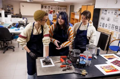 Nowoczesne pracownie i laboratoria | Uniwersytet WSB Merito w Gdańsku: Studenci w pracowni warsztatowej grafiki 