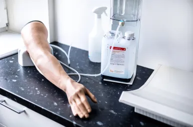 Nowoczesne pracownie i laboratoria | Uniwersytet WSB Merito w Gdańsku: Detal z fantomem ręki