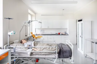 Nowoczesne pracownie i laboratoria | Uniwersytet WSB Merito w Gdańsku: Przestrzeń przedstawiająca salę do zajęć z pielęgniarstwa