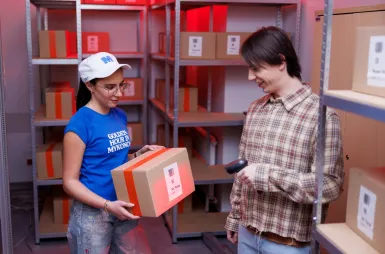 Nowoczesne pracownie i laboratoria | Uniwersytet WSB Merito w Gdańsku: Studenci w magazynie logistycznym