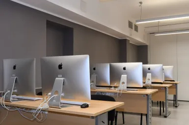 Nowoczesne pracownie i laboratoria | Uniwersytet WSB Merito w Gdańsku: Sala z Macami