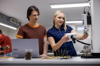 Nowoczesne pracownie i laboratoria | Uniwersytet WSB Merito w Gdańsku: Studenci w laboratorium towaroznawczym