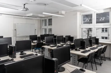 Nowoczesne pracownie i laboratoria | Uniwersytet WSB Merito w Gdańsku: Sala z komputerami