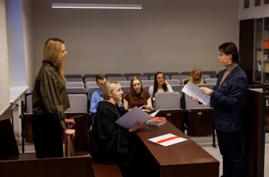 Nowoczesne pracownie i laboratoria | Uniwersytet WSB Merito w Gdańsku: Zdjęcia z sali rozpraw 