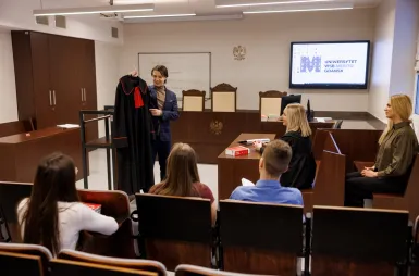 Nowoczesne pracownie i laboratoria | Uniwersytet WSB Merito w Gdańsku: Zdjęcia z sali rozpraw 