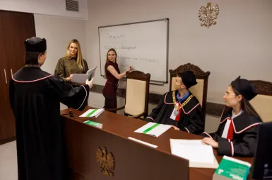 Nowoczesne pracownie i laboratoria | Uniwersytet WSB Merito w Gdańsku: Zdjęcia z sali rozpraw 