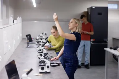 Nowoczesne pracownie i laboratoria | Uniwersytet WSB Merito w Gdańsku: Studentka przygląda się próbce