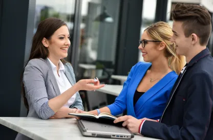 Aktualności | Uniwersytet WSB Merito w Gdańsku: Grupa osób rozmowa