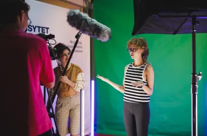 Aktualności | Uniwersytet WSB Merito w Gdańsku: Studenci kręcą materiał w studio filmowo-fotograficznym