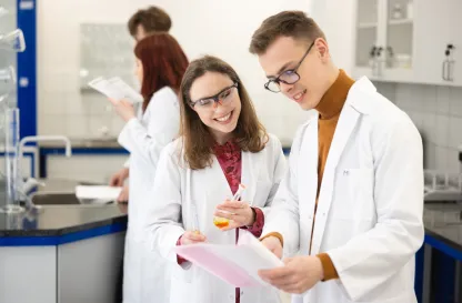 Aktualności | Uniwersytet WSB Merito w Gdańsku: Studenci w laboratorium przyglądają się raportom