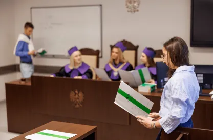 Aktualności | Uniwersytet WSB Merito w Gdańsku: Zdjęcie z sali sądowej, gdzie odbywa się symulacja sprawy