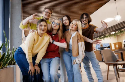 Aktualności | Uniwersytet WSB Merito w Gdańsku: Studenci zdjęcie grupowe w holu