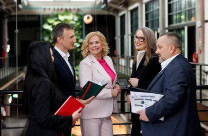 Aktualności | Uniwersytet WSB Merito w Gdańsku: Słuchacze studiów podyplomowych stoją w grupie w biznesowych strojach
