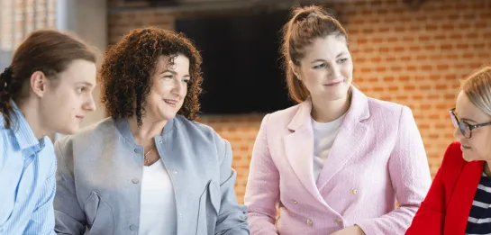 Studia podyplomowe w Gdańsku | Uniwersytet WSB Merito w Gdańsku: Grupa słuchaczy pracuje nad projektem