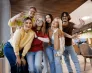 Uniwersytet WSB Merito w Gdańsku numerem 1 wśród pomorskich uczelni niepublicznych! | Aktualności | Uniwersytet WSB Merito w Gdańsku: Studenci zdjęcie grupowe w holu