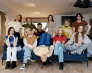 Kierunek: rozwój | Sprawdź nowy cykl podcastów | Aktualności | Uniwersytet WSB Merito w Gdańsku: Studenci na grupowym zdjęciu na kanapie 
