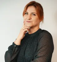 III Olimpiada Biznesu dla szkół średnich | Uniwersytet WSB Merito w Gdańsku: Zdjęcie uśmiechniętej kobiety w czarnej sukience