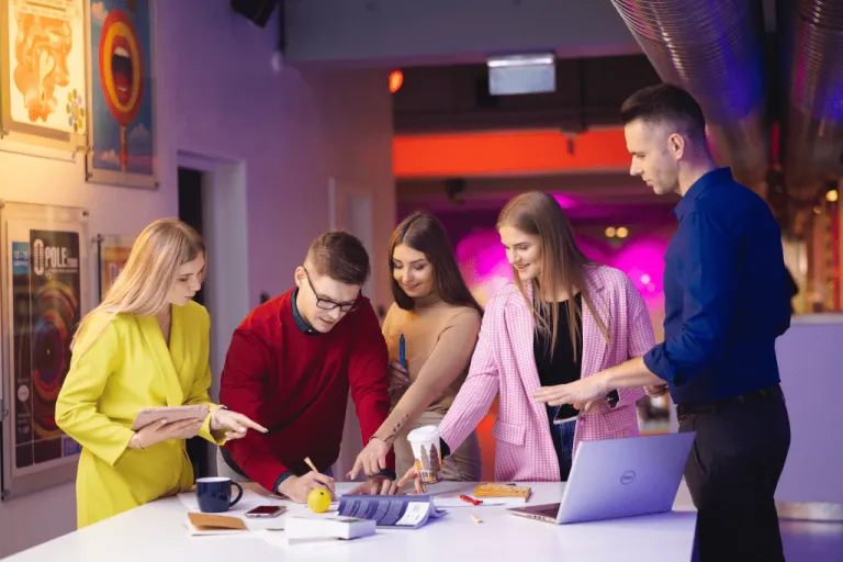 Program firma | Uniwersytet WSB Merito w Gdańsku: Grupa studentów podczas wspólnej nauki na uczelni