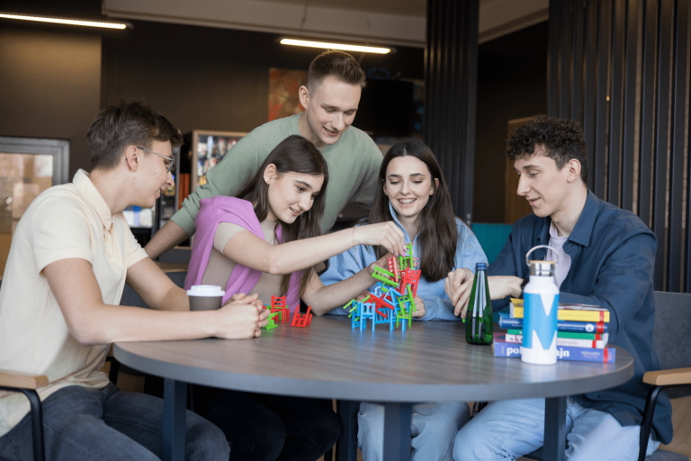 ABC STUDENTA - szkolenie - do zmodyfikowania | Uniwersytet WSB Merito w Gdańsku: Główna grafika: Gdańsk - studia I stopnia - zdjęcie dużej grupy studentów wspólnie grających w planszówkę