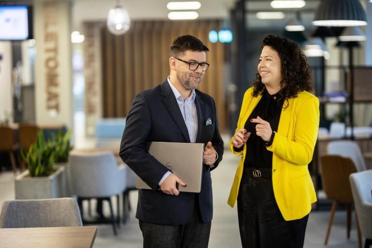 Studia MBA w Gdańsku | Uniwersytet WSB Merito w Gdańsku: kobieta i mezczyzna w rozmowie