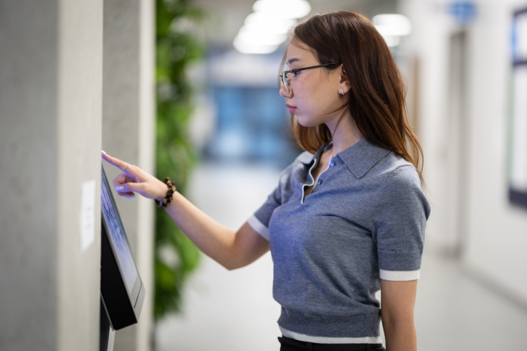 Menedżer sprzedaży | Studia I stopnia w Gdańsku | Uniwersytet WSB Merito w Gdańsku: studentka-ekran