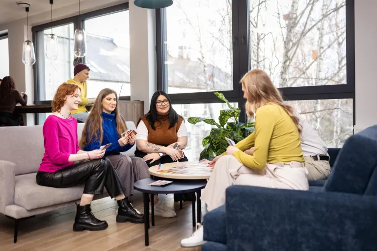 Psychologia w zarządzaniu zasobami ludzkimi | Studia I stopnia w Gdańsku | Uniwersytet WSB Merito w Gdańsku: Studenci na uniwersytecie wspólnie grają w grę planszową
