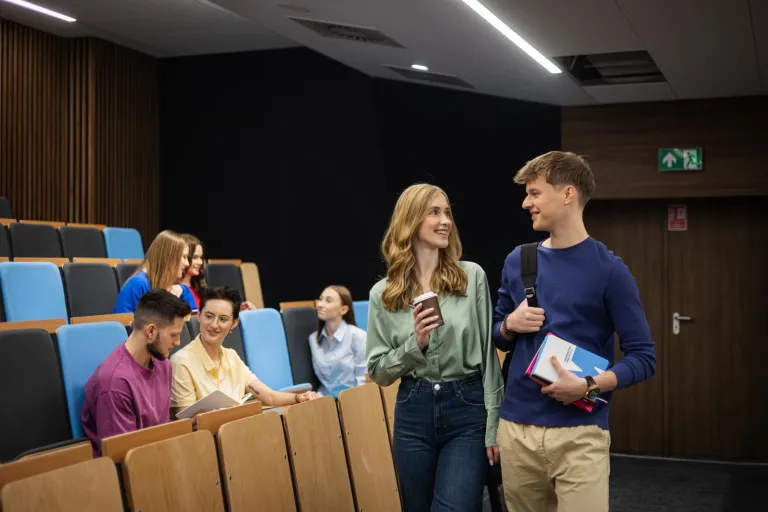 Gospodarowanie nieruchomościami | Studia I stopnia w Gdańsku | Uniwersytet WSB Merito w Gdańsku: Studenci podczas zajęć w auli uniwersytetu
