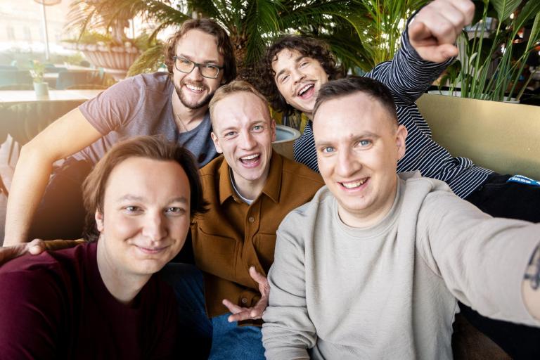 Bezpieczeństwo energetyczne i odnawialne źródła energii | Studia II stopnia ze studiami podyplomowymi  | Uniwersytet WSB Merito w Gdańsku: Selfie studentów z kawiarni