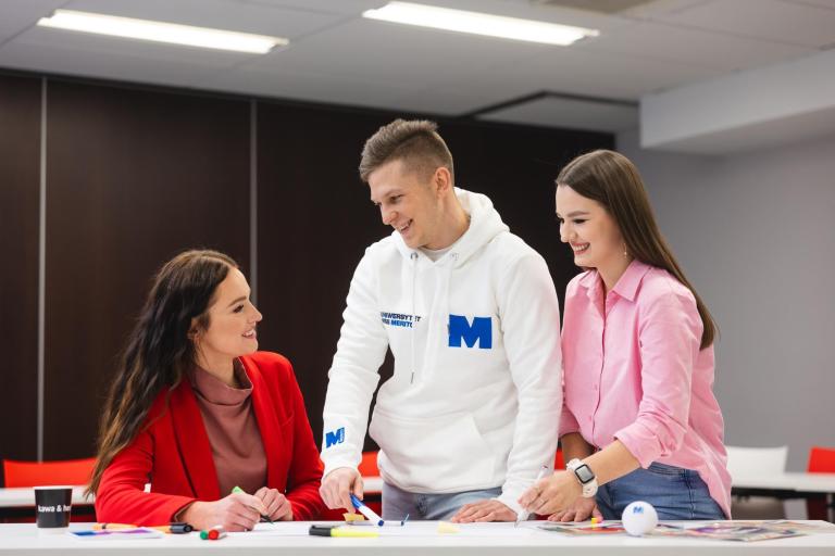 Stosunki międzynarodowe | Studia I stopnia w Gdańsku | Uniwersytet WSB Merito w Gdańsku: Studenci pracują warsztatowo