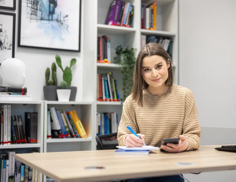 Psychologia w zarządzaniu – z certyfikatem FU | Studia II stopnia w Gdańsku | Uniwersytet WSB Merito w Gdańsku: studentka-biurko-lic-.jpg