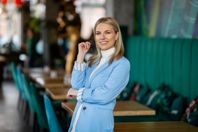 Marketing i sprzedaż | Studia I stopnia w Gdańsku | Uniwersytet WSB Merito w Gdańsku: Portret biznesowy studentki, która uśmiecha się i ma na sobie błękitny garnitur oraz beżowy golf