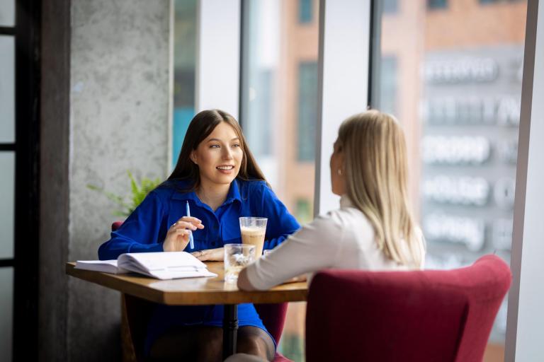 Angielski dla służb mundurowych | Studia I stopnia w Gdańsku | Uniwersytet WSB Merito w Gdańsku: Studentki w przestrzeni kawiarni 