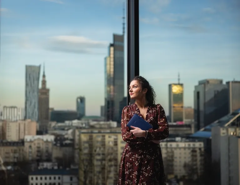 Zarządzanie przedsiębiorstwem | Studia I stopnia w Gdańsku | Uniwersytet WSB Merito w Gdańsku: Kobieta na tle wieżowców 