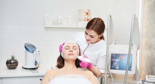 Uniwersytet WSB Merito w Gdańsku | Uniwersytet WSB Merito w Gdańsku: Kosmetyczka podczas wykonywania zabiegu