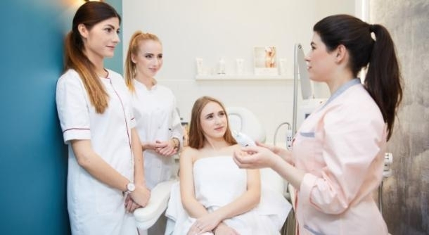 Kosmetologia | Studia I stopnia w Gdańsku | Uniwersytet WSB Merito w Gdańsku: 4 panie kosmetolożki rozmawiają w gabinecie