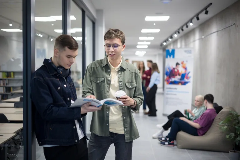 Psychokryminalistyka | Studia II stopnia w Gdańsku | Uniwersytet WSB Merito w Gdańsku: Dwóch chłopaków rozmawia na uczelni