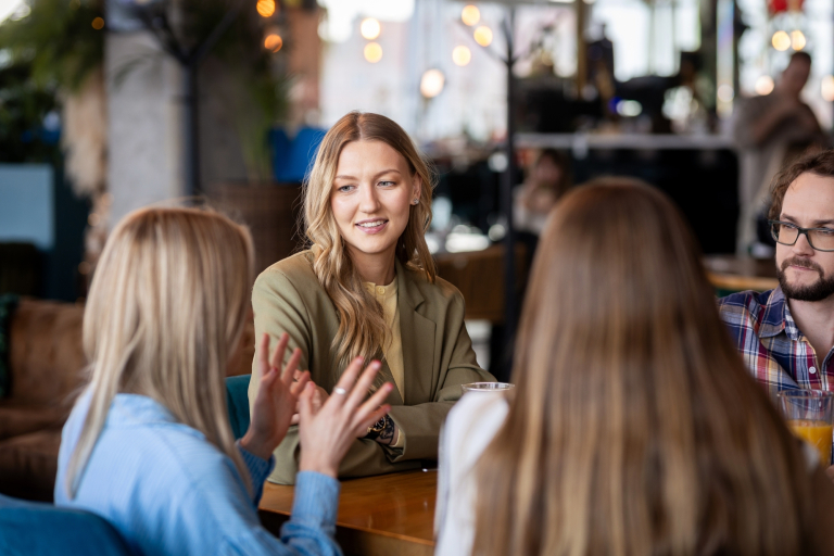 Stypendia i zniżki | Uniwersytet WSB Merito w Gdańsku: Studenci w kawiarni podczas rozmowy