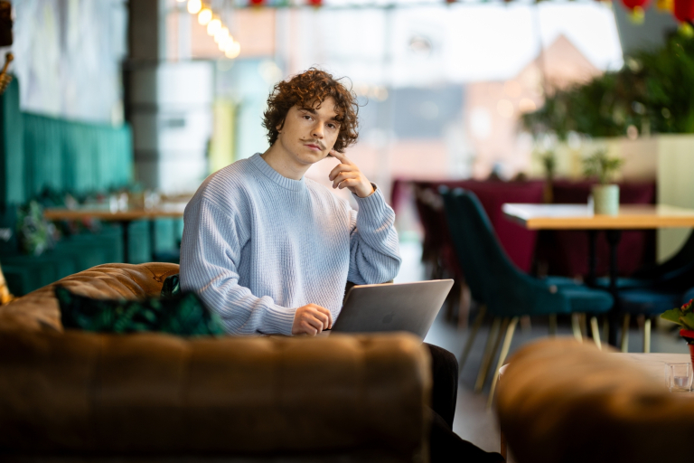 Programowanie gier komputerowych | Studia I stopnia w Gdańsku | Uniwersytet WSB Merito w Gdańsku: student laptop