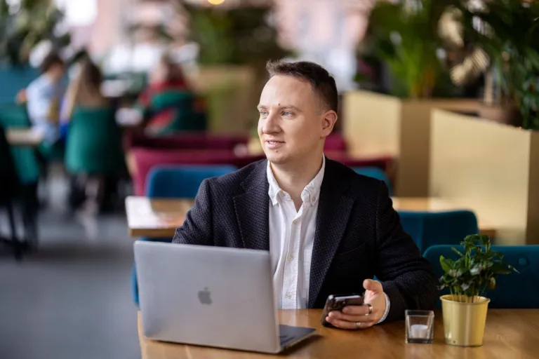 Administrator baz danych | Studia I stopnia w Gdańsku | Uniwersytet WSB Merito w Gdańsku: student-laptop-telefon.jpg