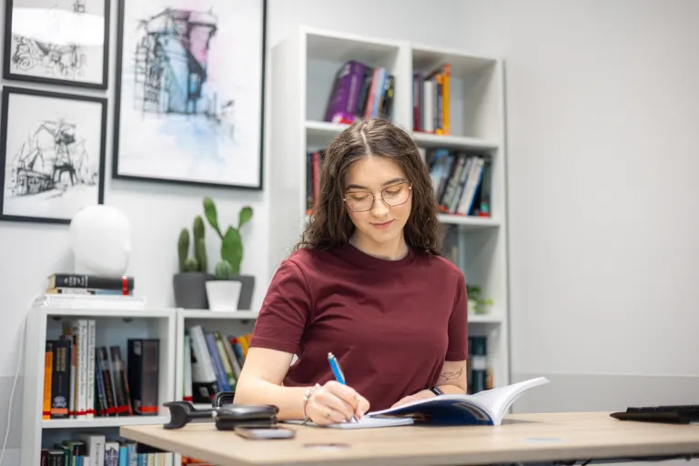 Czesne, stypendia i zniżki | Uniwersytet WSB Merito w Gdańsku: studentka-ksiazka-biblioteka