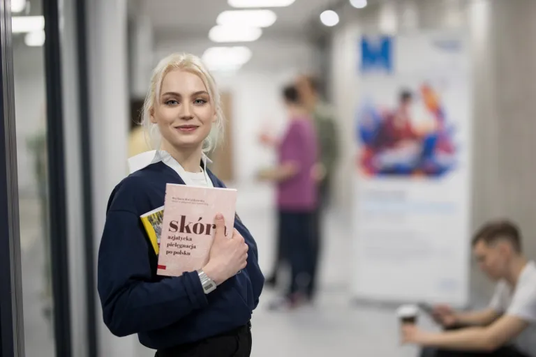 Psychologia w zarządzaniu zasobami ludzkimi | Studia I stopnia w Gdańsku | Uniwersytet WSB Merito w Gdańsku: studentka-ksiazka