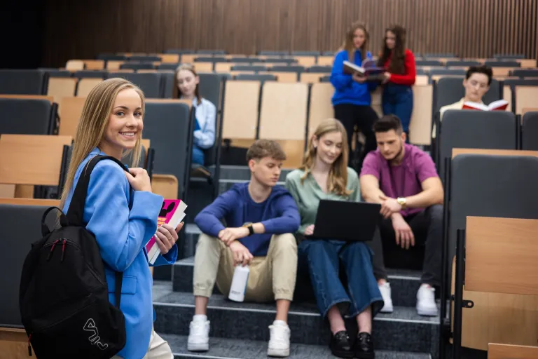 Inżynieria zarządzania innowacjami technologicznym | Studia I stopnia w Gdańsku | Uniwersytet WSB Merito w Gdańsku: studentka-plecak-aula